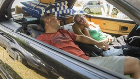 Pärchen harrt weiter an Autobahn aus