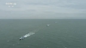 Chinesischer Flugzeugträger fährt durch Straße von Taiwan