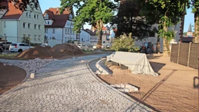 Quarzsandstein vor der Stadthalle