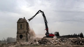 Ein Dom fällt den Baggern zum Opfer