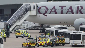 Flugzeug von Kampfjet nach Manchester geleitet