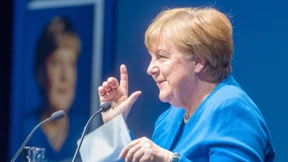 Merkel liest und schweigt