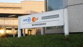 Wie hoch steigt der Rundfunkbeitrag?