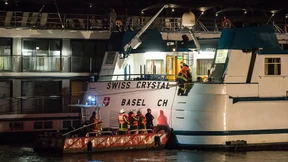Hotelschiff prallt auf Rhein gegen Brücke