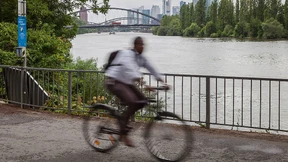 Zwei Radfahrer ausgeraubt und verletzt