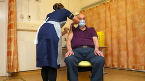 Erster Brite mit Astra-Zeneca-Vakzin gegen Corona geimpft