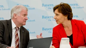 Seehofer zeigt Distanz zu Haderthauer