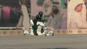 Polizisten mit fliegenden Motorrädern