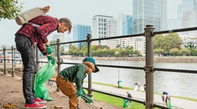 Freiwillige säubern die Stadt