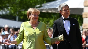 Merkel in Grün auf dem Grünen Hügel