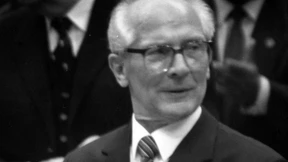 Honecker scheitert am Bau seiner geistigen Mauer