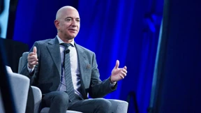 Mit einer Guillotine gegen Jeff Bezos