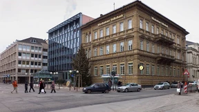 Rückblick der ersten Bank, Ausblick auf eine Ausstellung, Krimineller Blick aufs Konto