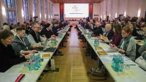 Überschattet von Kritik aus Köln