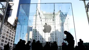 Kunden warteten am Freitag, dem 23. Oktober, unter anderem in einer Schlange vor dem Apple-Flagship-Store in Manhattan, um das neue iPhone Duo zu kaufen.