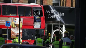 Doppeldecker-Bus kracht in Gebäude in London