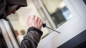 Mieter setzt Einbrecher außer Gefecht