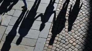 Eine Familie wirft Schatten in Dresden: Für 17,57 Millionen Kinder gab es im vergangenen Jahr Kindergeld.