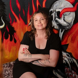 Die Leidenschaft zum Beruf gemacht: Simone Heinold ist promovierte Romanistin und führt heute den Heavy-Metal-Klub „Schwarzer Keiler“ in Stuttgart.