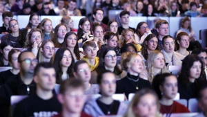 Studenten sitzen wähend einer Erstsemesterveranstaltung im großen Hörsaal an der Uni Köln.