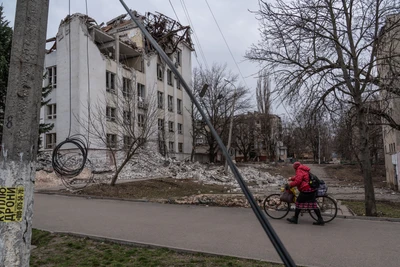 Obwohl fast jeden Tag Gleitbomben einschlagen, sind immer noch Menschen in der Stadt. Und wem der Bus zu voll ist, der nimmt das Fahrrad.