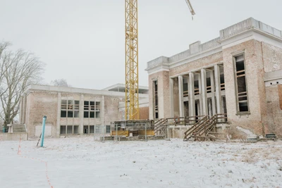 . . . außer der monumentalen Ruine in Bahnhofsnähe. Seit den frühen Neunzigerjahren steht das Kulturhaus in Zinnowitz leer.