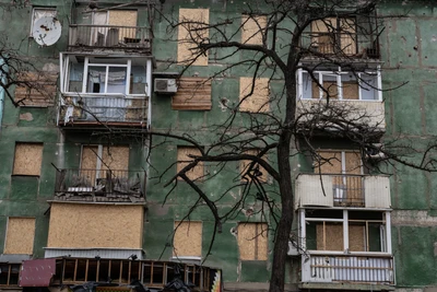 Wer wegzieht, nagelt Fenster zu, wer bleibt, hängt Wäsche auf. Viele, die noch da sind, hoffen auf einen Sieg der Ukraine.  Manche aber warten nur darauf, dass die Russen kommen.