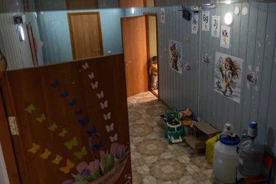 „Wir versuchen sie abzulenken“, sagt die Kindergärtnerin. „Das hilft uns allen“.