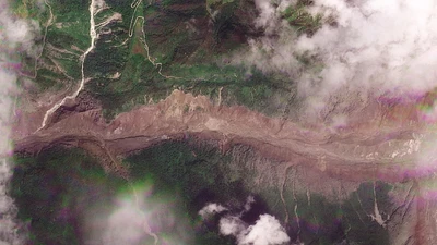 afterSatellitenbilder von der nepalesisch-chinesischen Grenze am 25. August 2026 vor und nach der Sturzflut