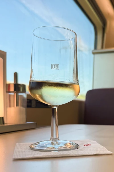 Der neue Riesling von Stolleis ist schon mal eine gute Wahl im Bordrestaurant.