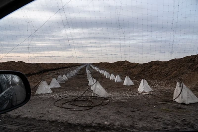 Der „Festungsgürtel“ des Donbass ist die Lebensversicherung der Ukraine. Gräben und Stacheldraht sollen die russischen Angreifer stoppen, die Panzersperren aus Beton heißen „Drachenzähne“.