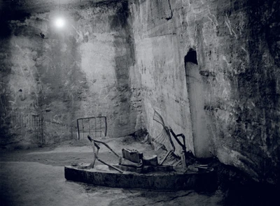 Eines der Bleischiffe, in einer künstlichen Höhle aufgestellt