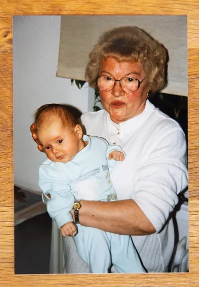 Damals kümmerte sich die Oma um die Enkelin: Repro eines Fotos, das Erika und Katharina nicht lange nach deren Geburt zeigt.