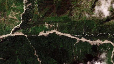 Satellitenbilder von der nepalesisch-chinesischen Grenze am 25. August 2026 vor und nach der Sturzflut