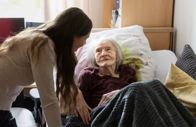 Laut Statistischem Bundesamt pflegen ungefähr vier Millionen Menschen in Deutschland einen Angehörigen; die Dunkelziffer dürfte noch viel höher sein.