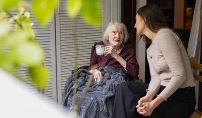 An guten Tagen sitzen Katharina und Oma Erika auf den Balkon und schauen den Vögeln zu.