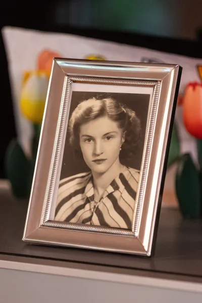 Fotos, die an andere Zeiten erinnern: Aufnahmen von Oma Erika als junge Frau