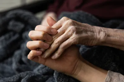 Irgendwann wird die Oma gehen. Deshalb ist gemeinsame Zeit das Wertvollste für die Enkelin.
