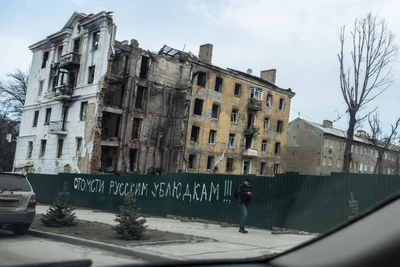 Umfragen zeigen: Die Menschen von Kramatorsk sprechen Russisch, aber sie fühlen ukrainisch. Auf diesem Zaun steht in russischer Sprache: „Rache an den russischen Mistkerlen!“