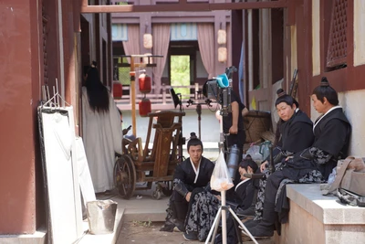 Schauspieler in traditionellen Outfits in Hengdian