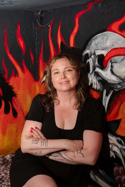 Die Leidenschaft zum Beruf gemacht: Simone Heinold ist promovierte Romanistin und führt heute den Heavy-Metal-Klub „Schwarzer Keiler“ in Stuttgart.