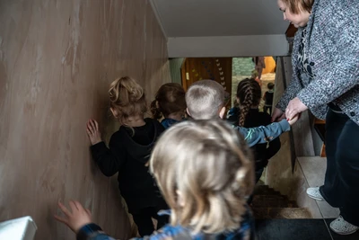 In den Kindergärten von Kramatorsk kennen schon Fünfjährige das Wort „Gleitbombe“. Tagsüber spielen sie im Keller. Da ist es sicherer.