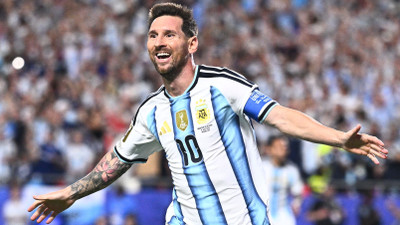 Mit seinen drei Toren für Argentinien gegen Algerien hat Lionel Messi nun 16 Mal bei Fußball-Weltmeisterschaften getroffen. Mit welchem deutschen Spieler teilt er sich den WM-Torrekord?