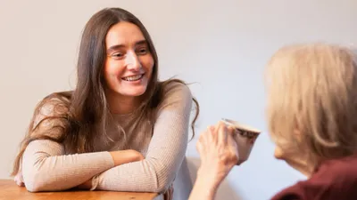 Katharina und ihre Großmutter Erika unterhalten sich in der Küche der Wohnung.