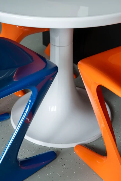 Passt, sitzt und hat Schwung: Mit dem „Z-Stuhl“ entwarf der Designer Ernst Moeckl 1968 einen echten Klassiker. Und später dazu auch einen Tisch, der allerdings nur kurz produziert wurde.