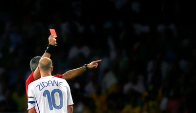 Trauriger Höhepunkt: Der Franzose Zinédine Zidane wurde zweimal in WM-Spielen vom Platz gestellt – hier im Finale 2006 gegen Italien.