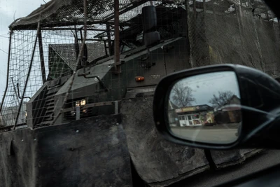 Weil russische Drohnen überall auftauchen können, schweißen ukrainische Soldaten Gitter auf ihre Kampffahrzeuge. Mit etwas Glück bleibt der fliegende Killer dann in den Maschen hängen.