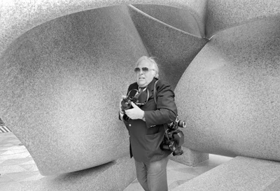 Fotografierte den Wandel Frankfurts: Lutz Kleinhans 1986 vor der Skulptur „Kontinuität“ an der Deutschen Bank.