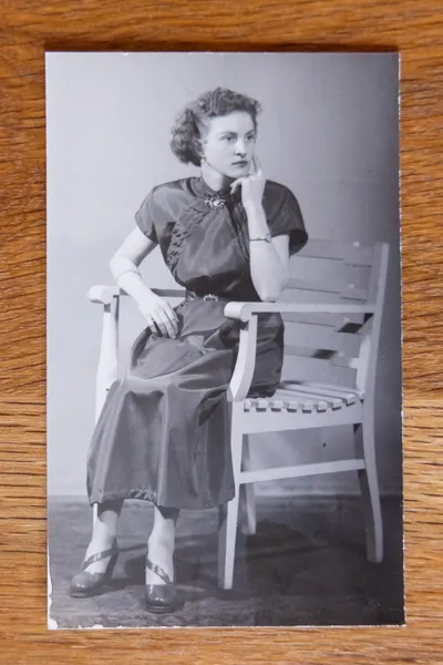 Fotos, die an andere Zeiten erinnern: Aufnahmen von Oma Erika als junge Frau