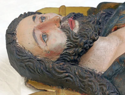 Erfreuliches Vorher-Nachher: Aus dem gräulichen Antlitz Christi werden rosige Wangen